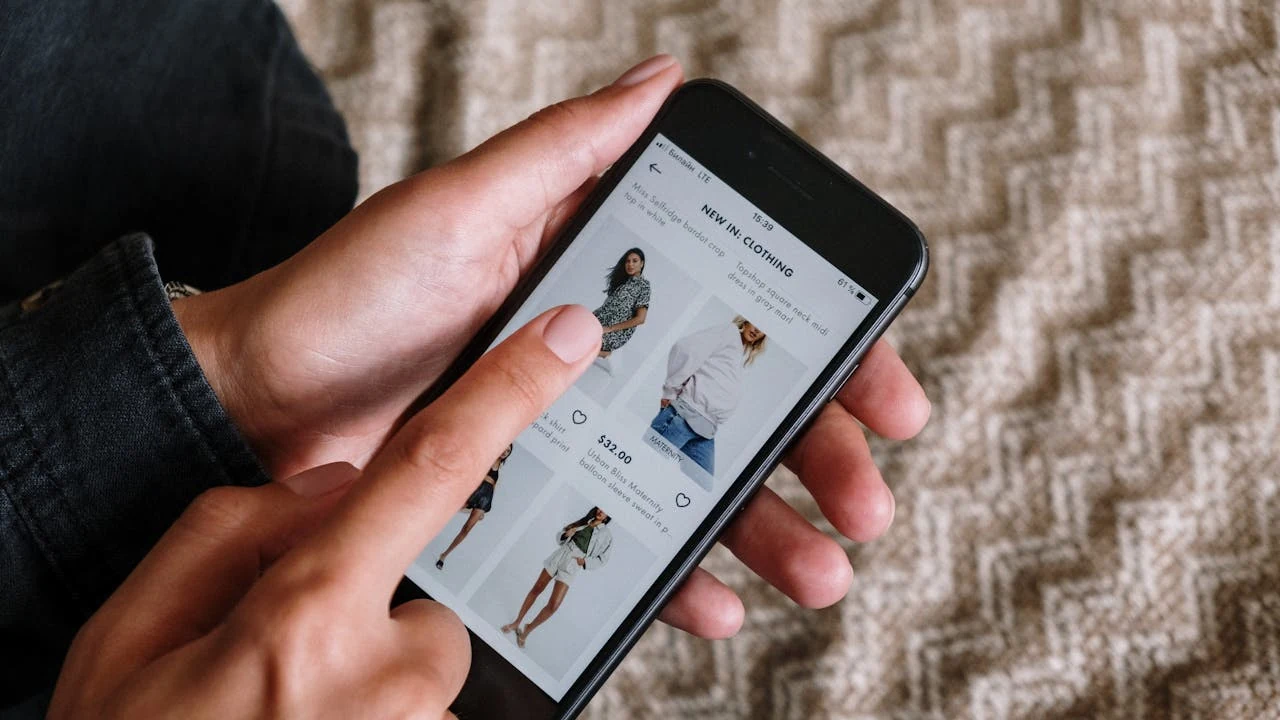 Tela de celular mostrando app de compras para taxa das blusinhas