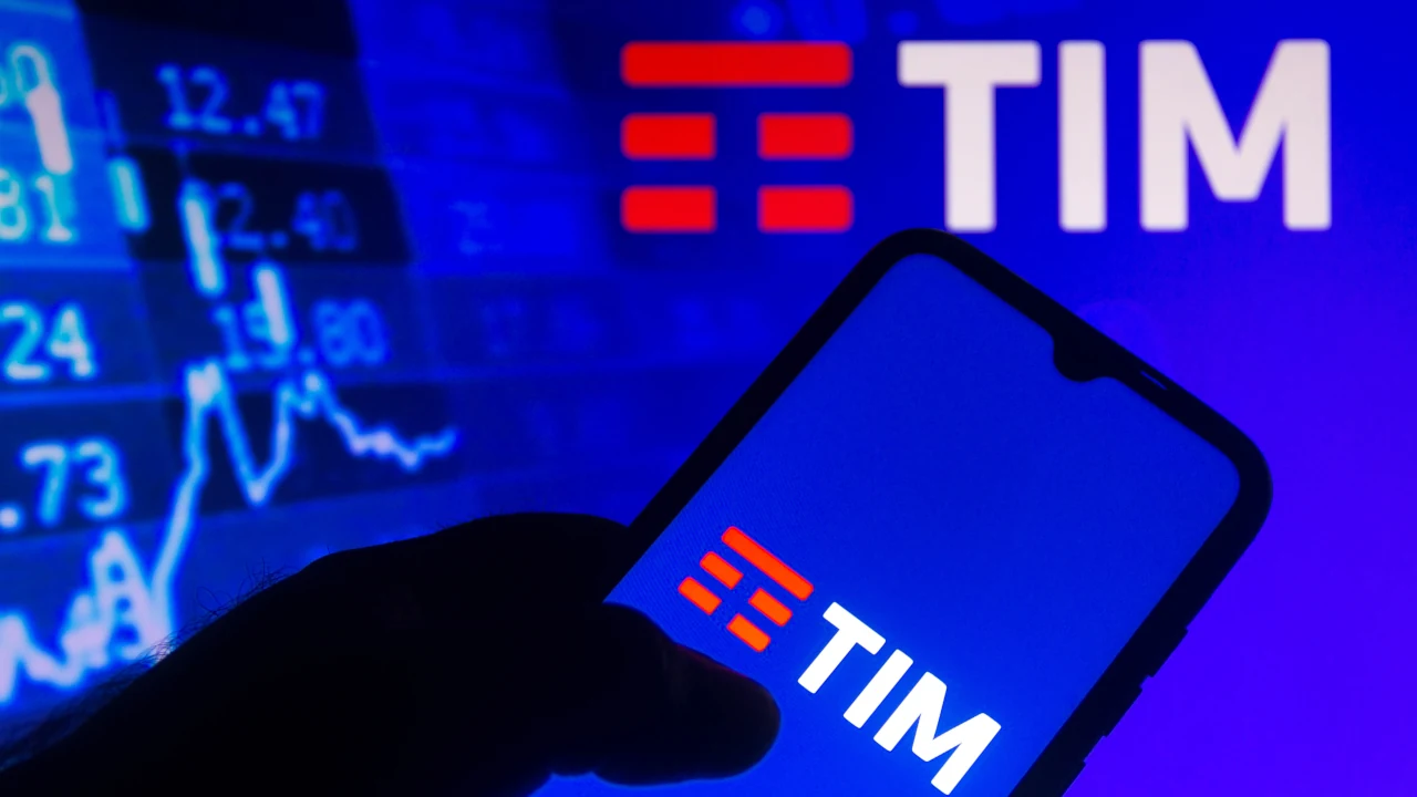 Logo da TIM em tela de celular