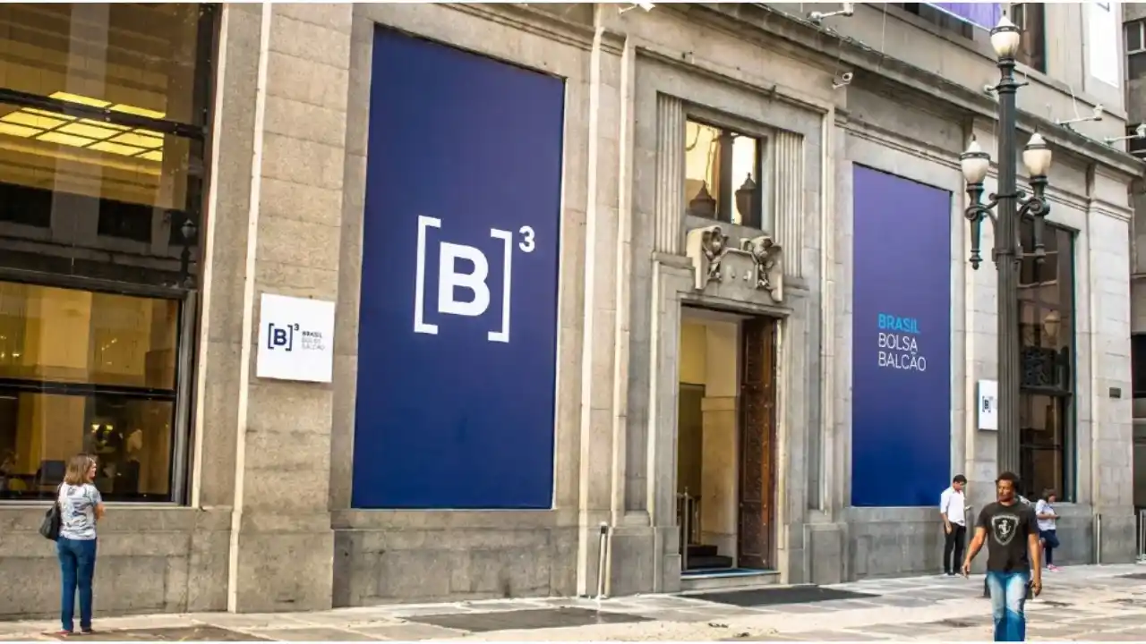 Fachada do prédio da B3 em São Paulo, com os painéis e o logotipo azul da Bolsa do Brasil em destaque.