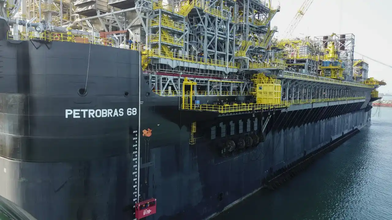 Navio-plataforma FPSO Petrobras 68 ancorado em alto-mar em águas azuis, ilustrando os acordos da Petrobras com parceiras para os campos de Berbigão e Sururu.
