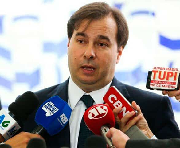 Rodrigo Maia classifica como “absurdo” pensões pagas a solteiras e cobra o STF