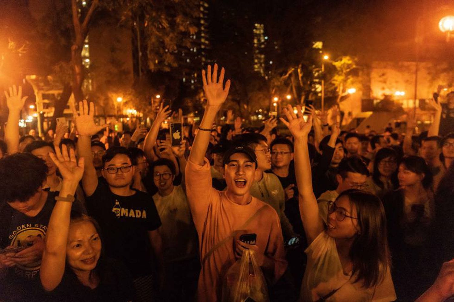 Hong Kong enfrenta protestos ainda maiores após impulso de eleições democratas