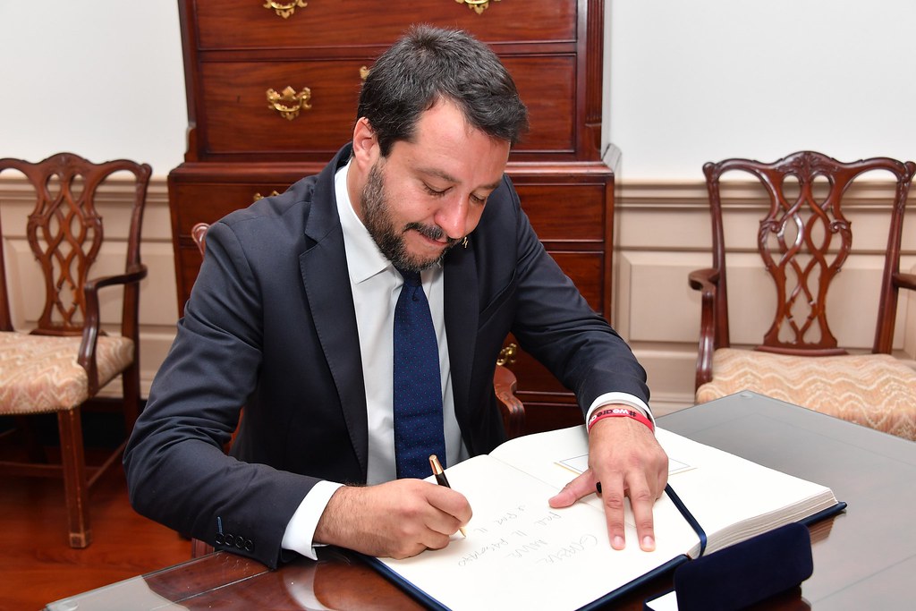 Comitê italiano aprova investigação contra Salvini sobre sequestros de imigrantes