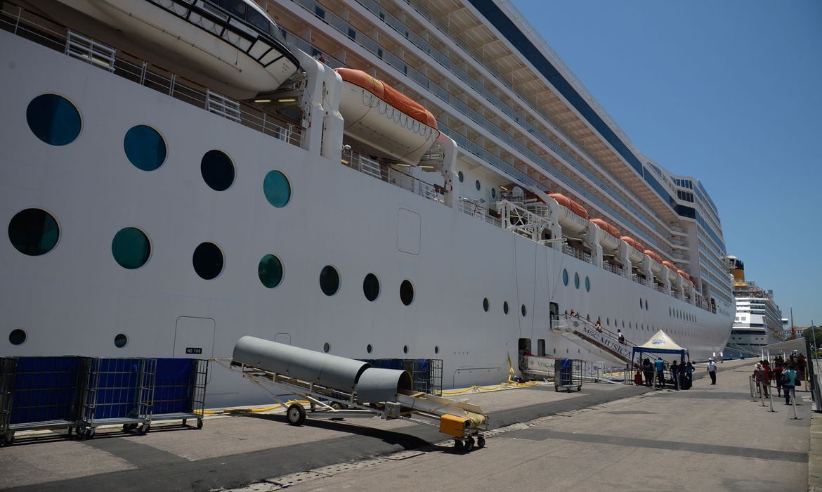 Governo monitora navios na costa brasileira para evitar entrada de coronavírus