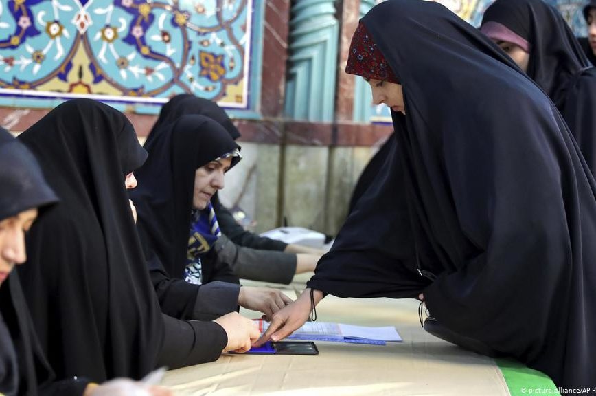 Em eleições vazias, candidatos linha dura vencem no Irã