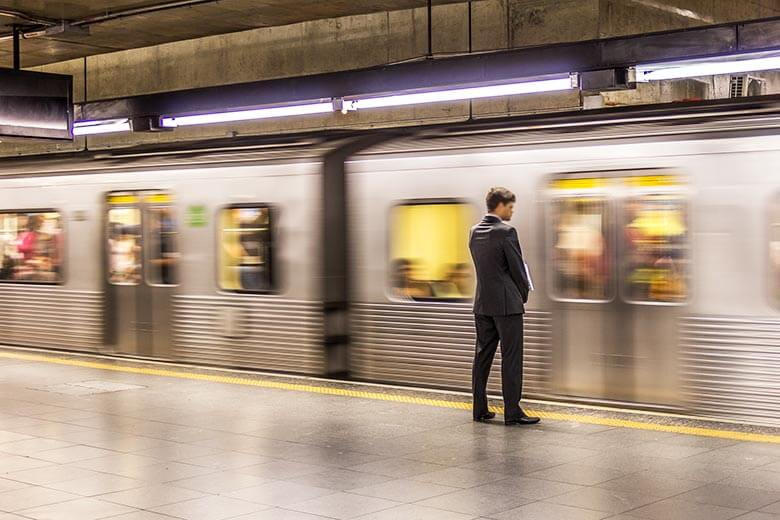 Taxa de desemprego sobe para 13,8% no trimestre, maior da história