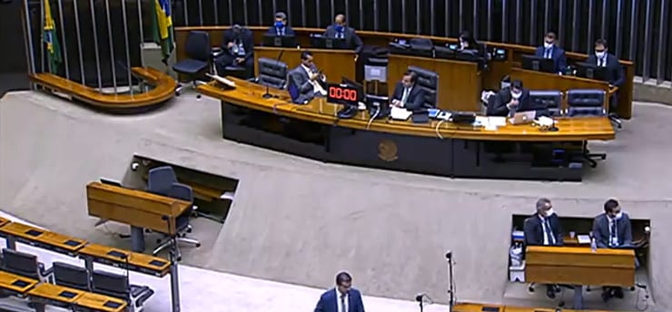 Câmara aprova texto-base de ajuda a estados e municípios