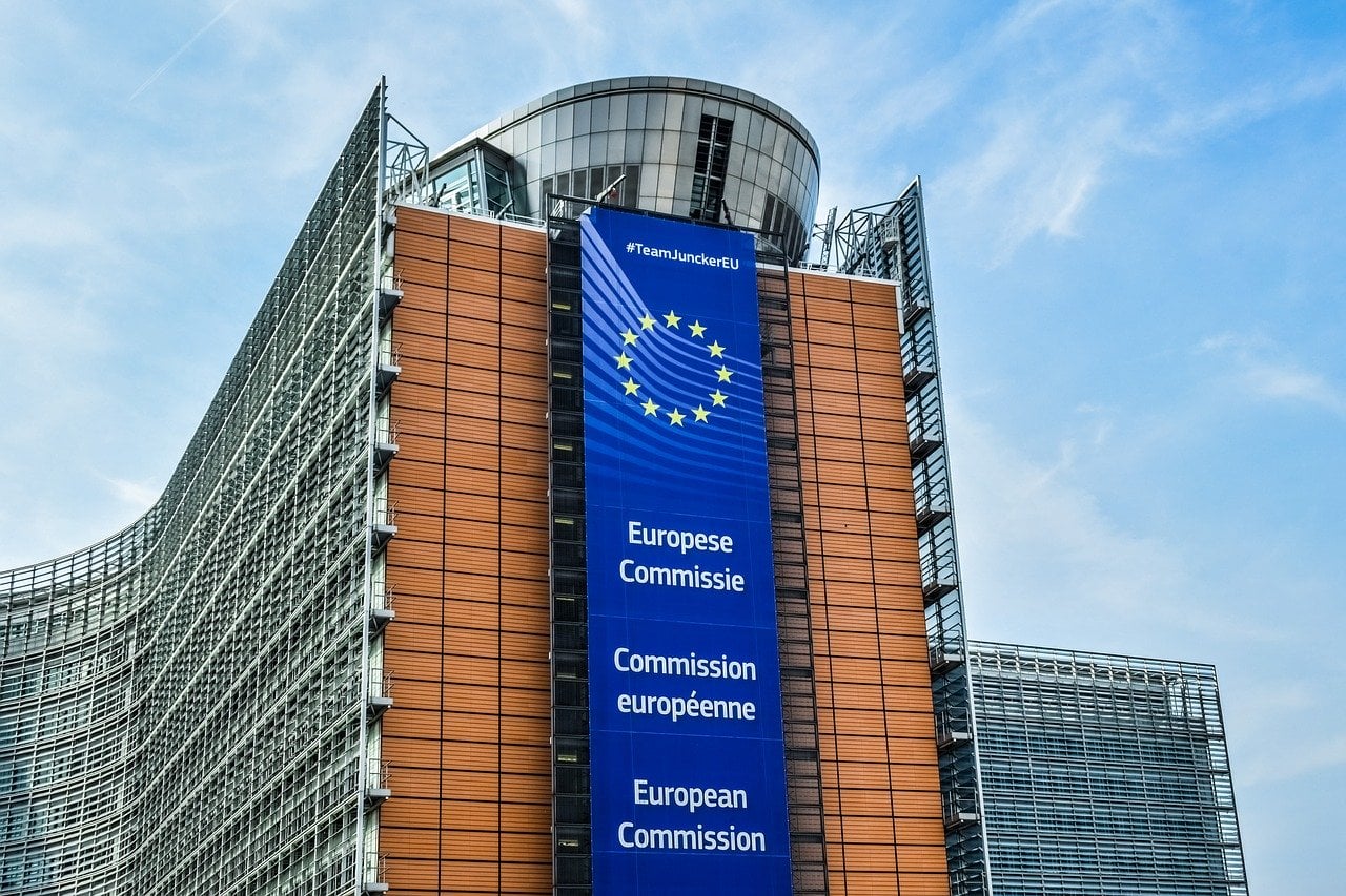 União Europeia aprova pacote de socorro de 750 bilhões de euros