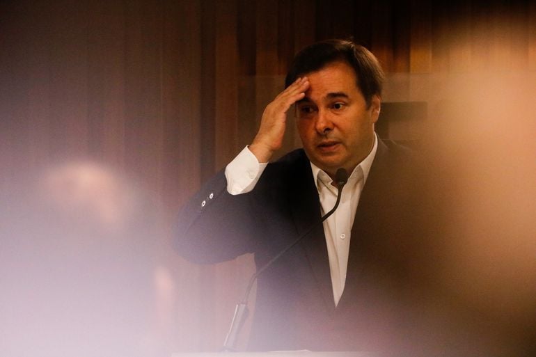 Maia aposta em derrubada de veto na lei de saneamento