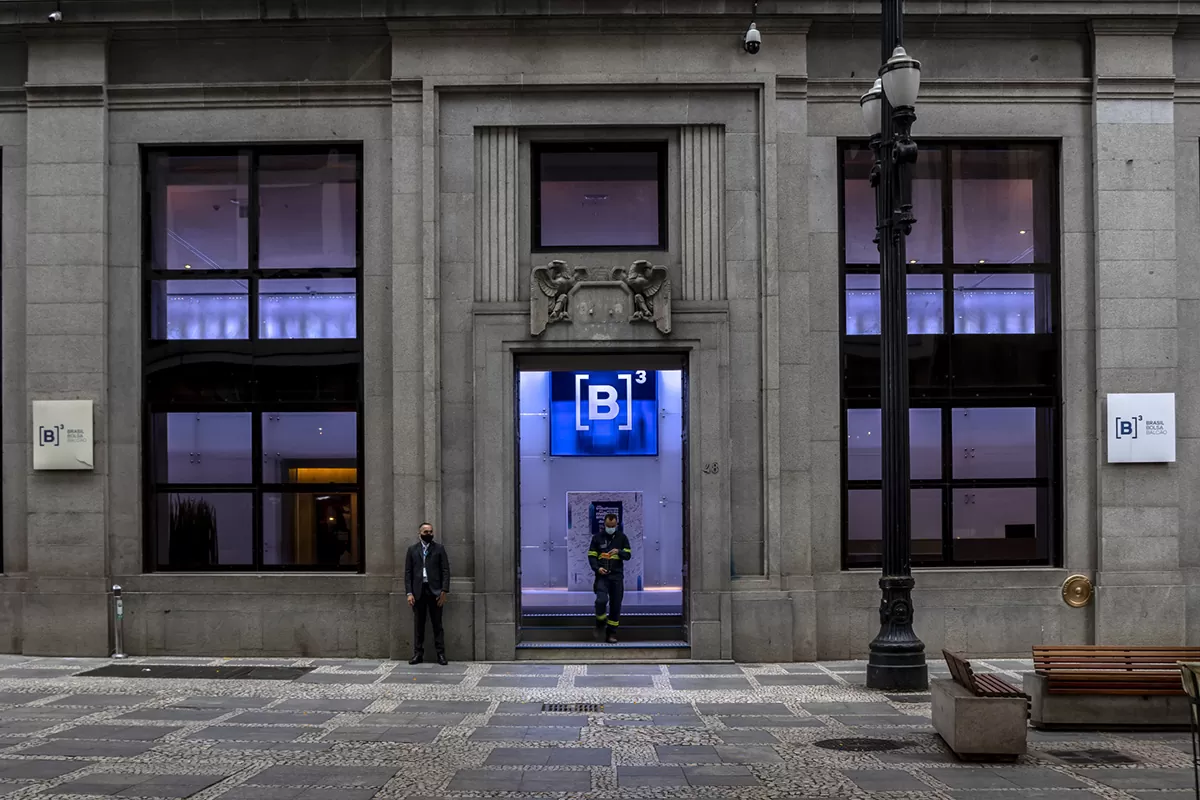 Ibovespa 100 mil pontos: bolsa retoma patamar em contexto diferente