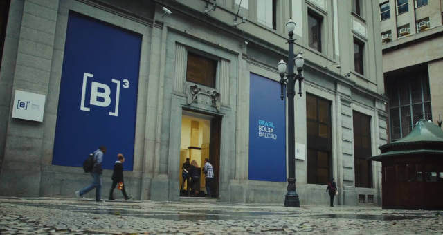 Bolsa opera acima dos 122 mil pontos, impulsionada por NY e vacina