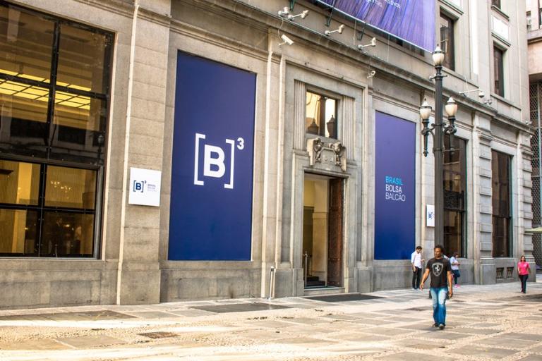 Bolsa acentua a queda e fica abaixo dos 97 mil pontos