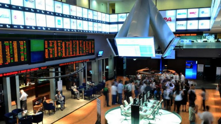 Ibovespa vira e opera em alta; bolsas em Nova York estão mistas