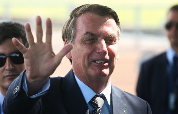 Bolsonaro leva tombo no banheiro de casa e passa noite no hospital