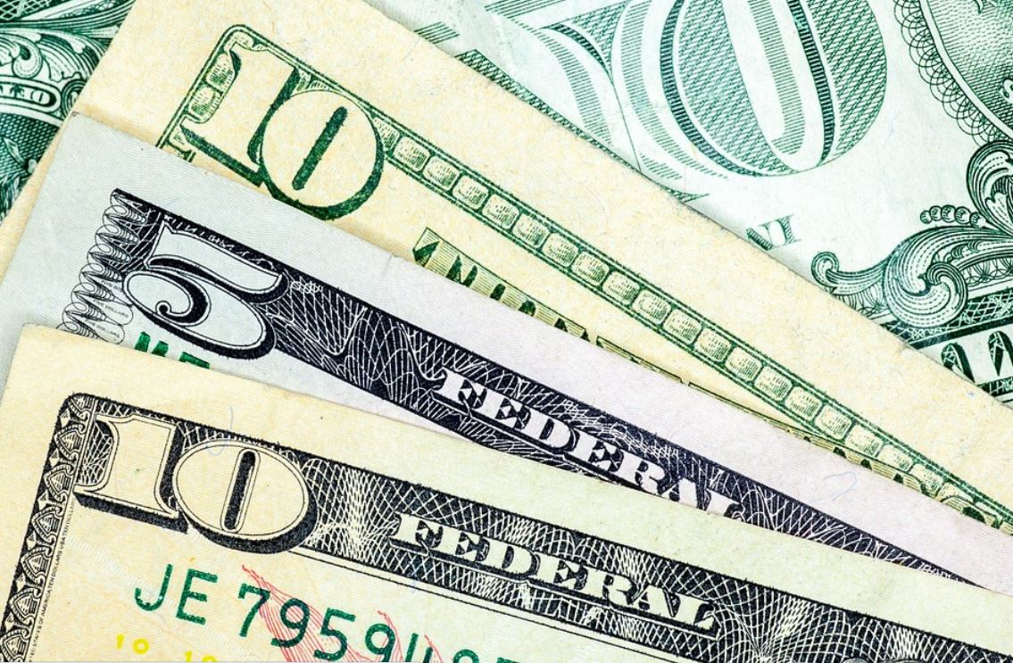 Dólar dispara e fecha em alta de 2,36%, a R$ 4,99