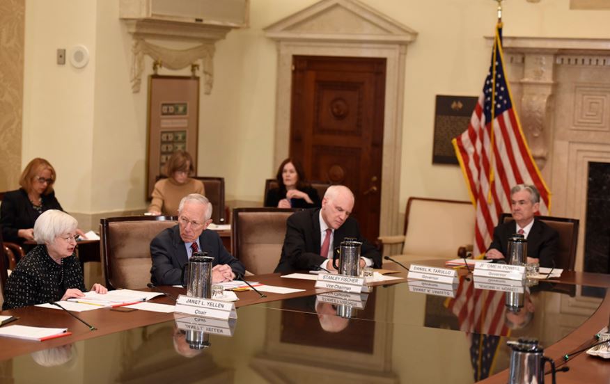 Fed mantém taxas perto do zero e eleva expectativas sobre a inflação