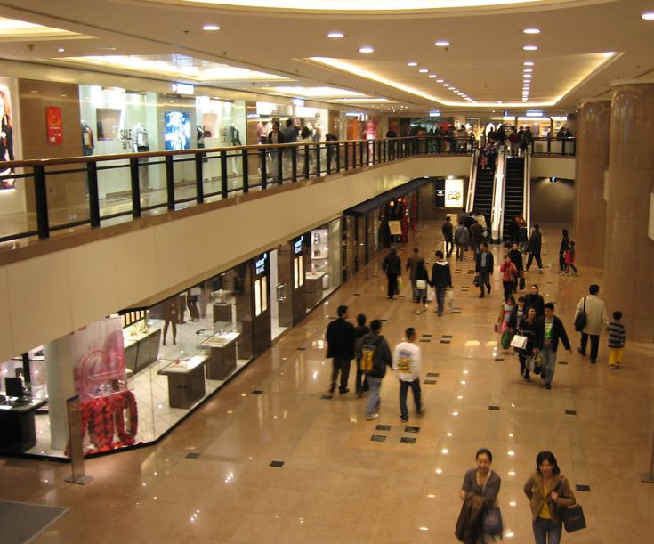 Vendas no varejo recuam 0,6% em março, projeção era de queda bem maior, de 7%