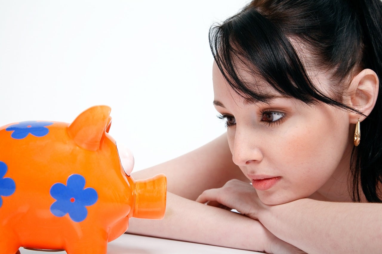 É possível investir sem uma renda previsível?