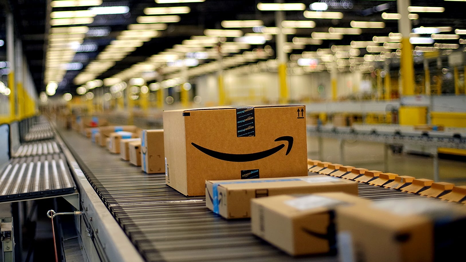 A imagem mostra um centro logístico da Amazon.