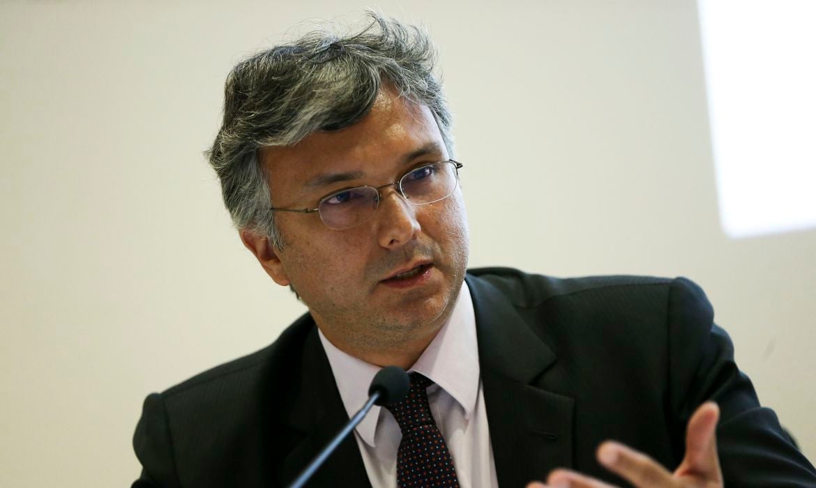 Relatório bimestral: governo bloqueia R$ 2,634 bi em despesas discricionárias e prevê superávit