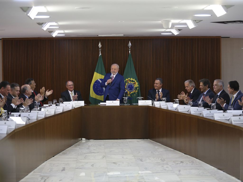 Lula reúne ministros e promete “crescimento com responsabilidade”