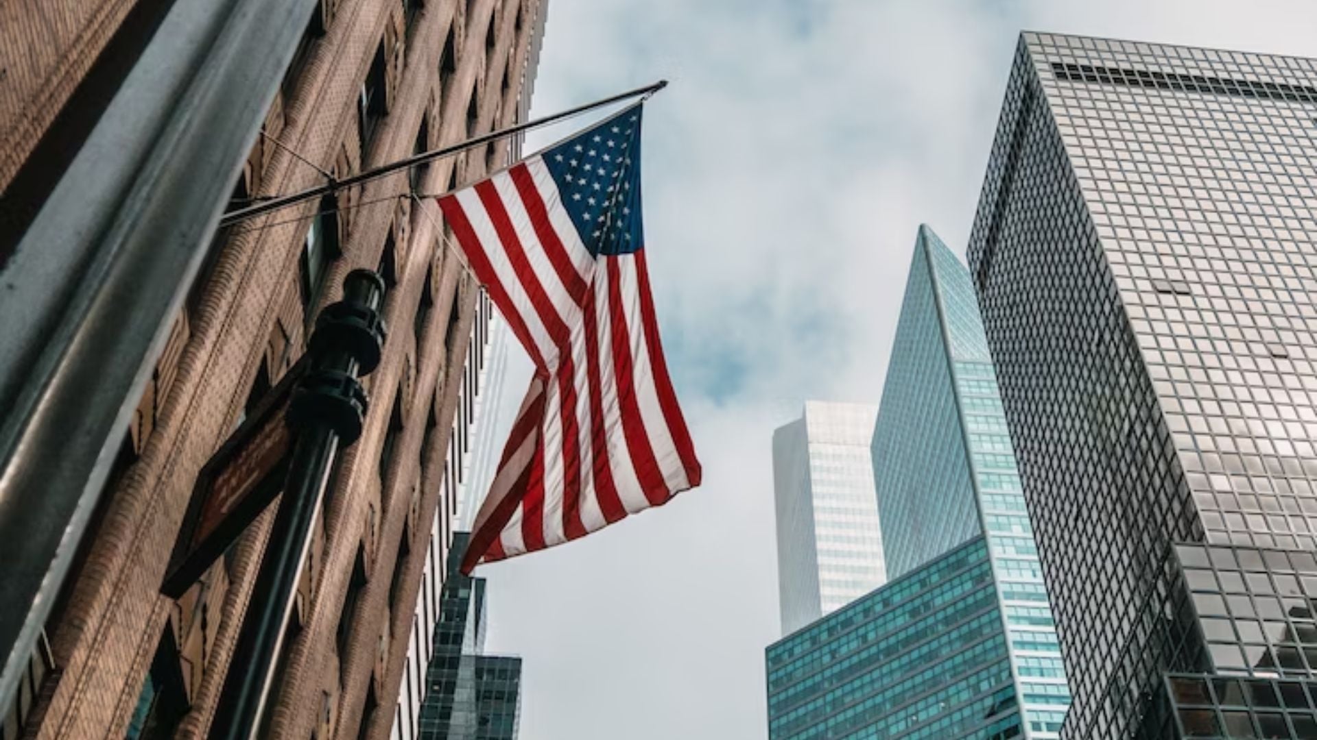 Indicadores dos EUA: vendas nos varejo, Empire State e produção industrial