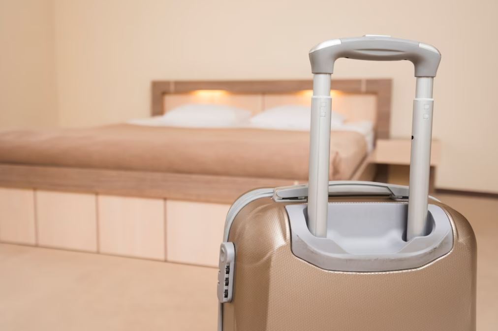 airbnb: foto de mala em quarto de hotel