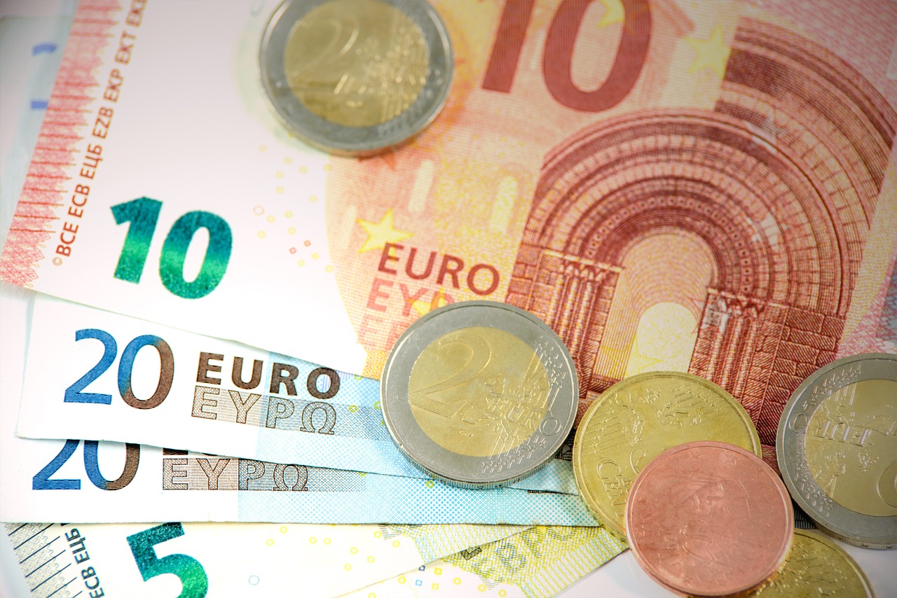 PIB da zona do euro sobe 0,6%, acima de projeções; inflação recua