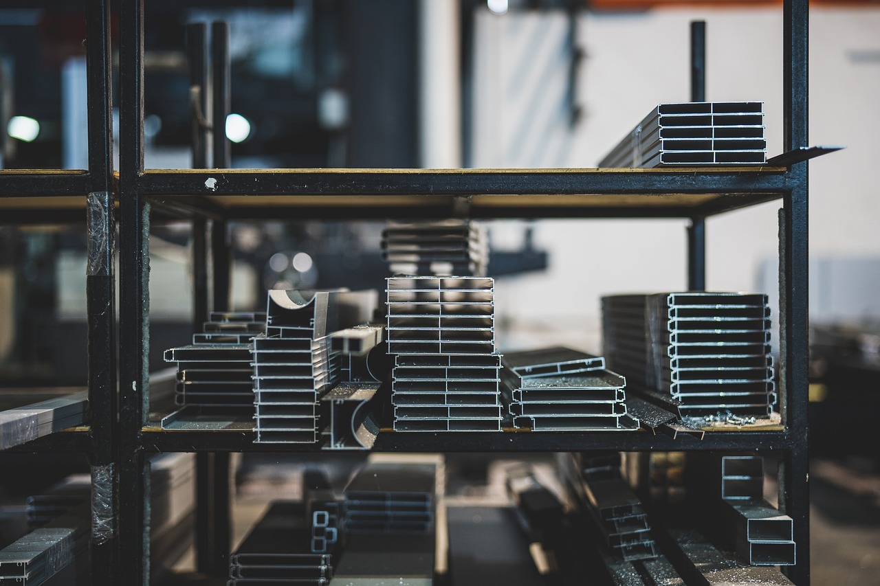 Imagem mostra algumas barras de alumínio.