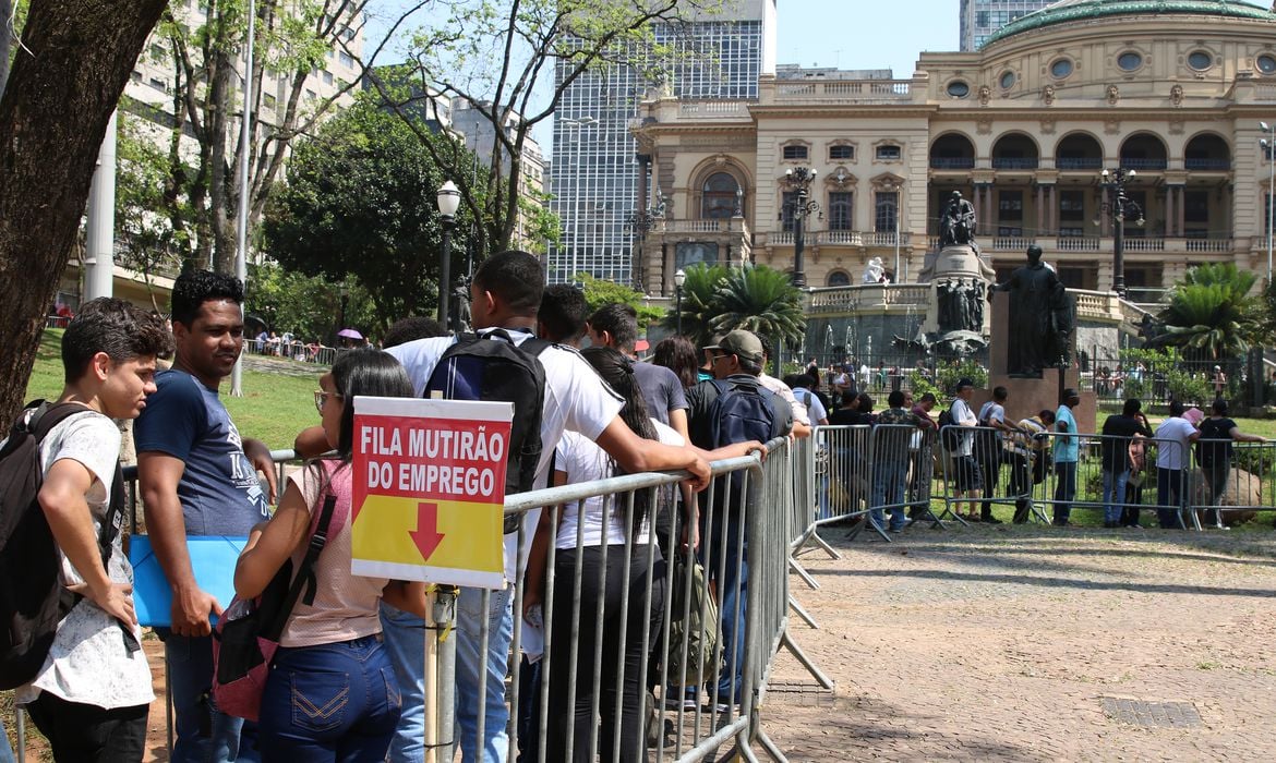 Taxa de desemprego atinge 8,5% no trimestre móvel encerrado em abril