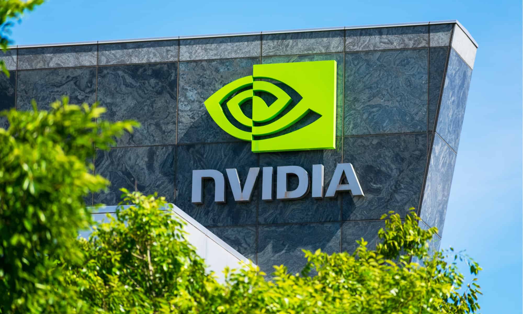 Nvidia encosta em US$ 1 tri impulsionada por IA
