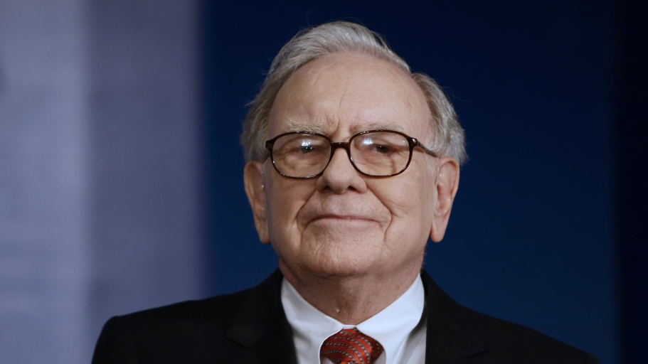 Warren Buffett não está preocupado com rebaixamento dos EUA pela Fitch; entenda