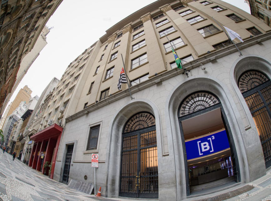 Carteira teórica do Ibovespa inclui VAMO3 e RECV3 e exclui CASH3