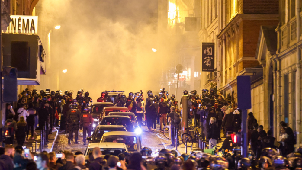 França “ferve” sob protestos após suposta violência policial