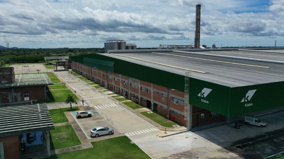 Lucro líquido da Klabin (KLBN11) atinge R$ 971 milhões e fica estável no 2TRI23