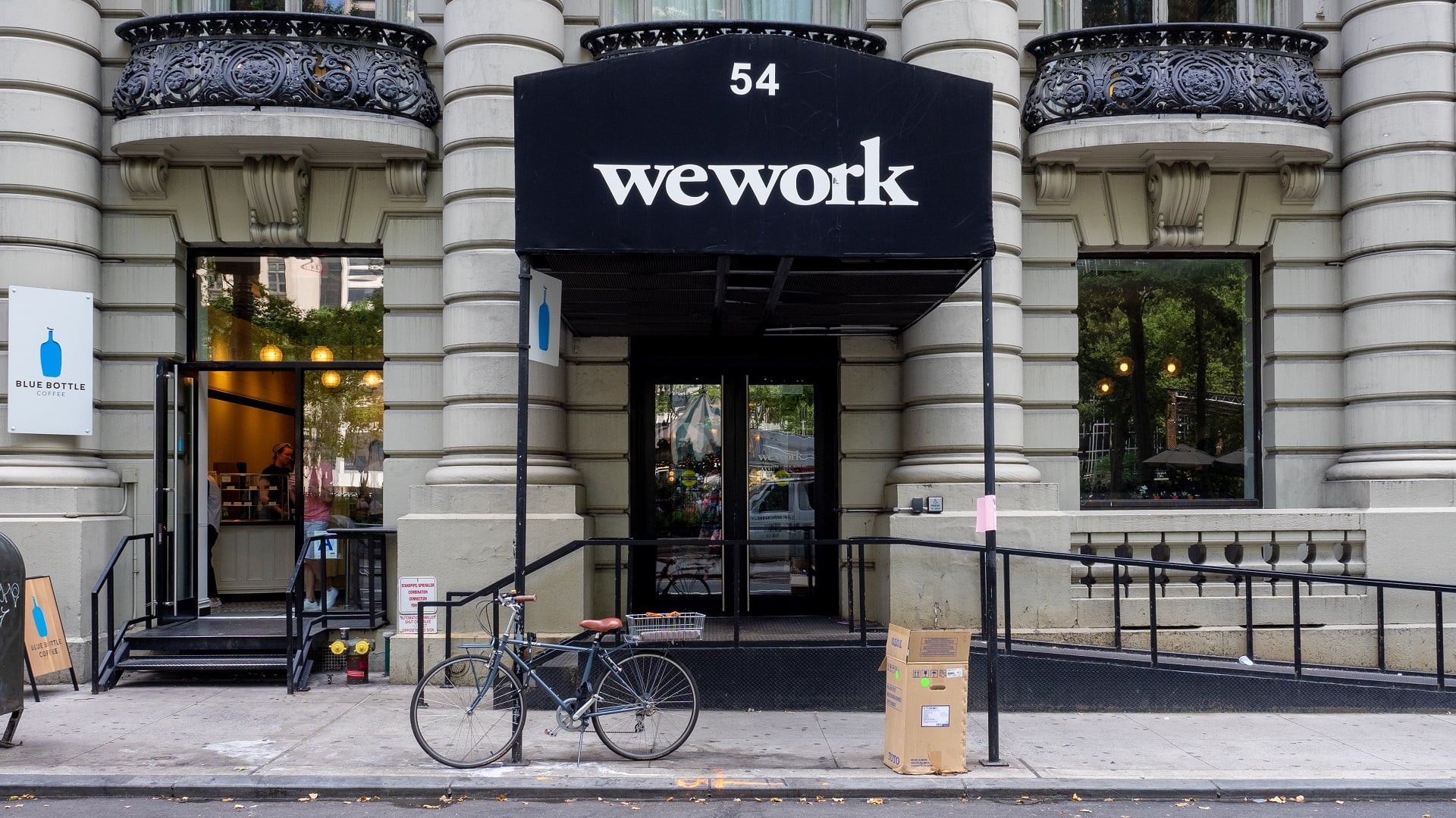 WeWork admite risco de falência e ações caem a quase zero
