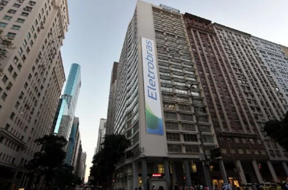 Eletrobras (ELET3) sofre com ruído político, apagão e troca de comando