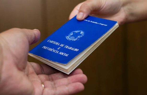 Caged: 190 mil vagas com carteira assinada em outubro, acima do esperado