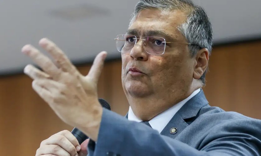 Flávio Dino, do STF, autoriza créditos fora do arcabouço para combater queimadas