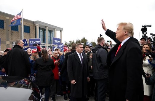 Trump vence primárias em New Hampshire; Nikki Haley é pressionada a desistir