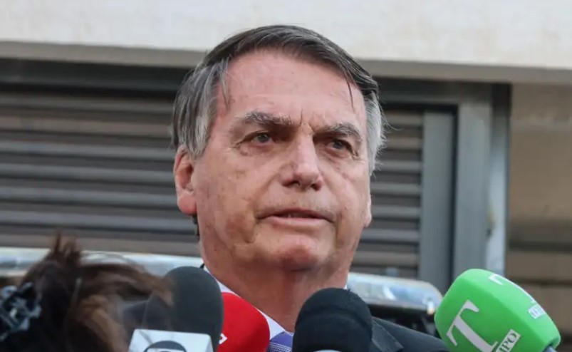 PF dá 24 horas para Bolsonaro entregar o passaporte