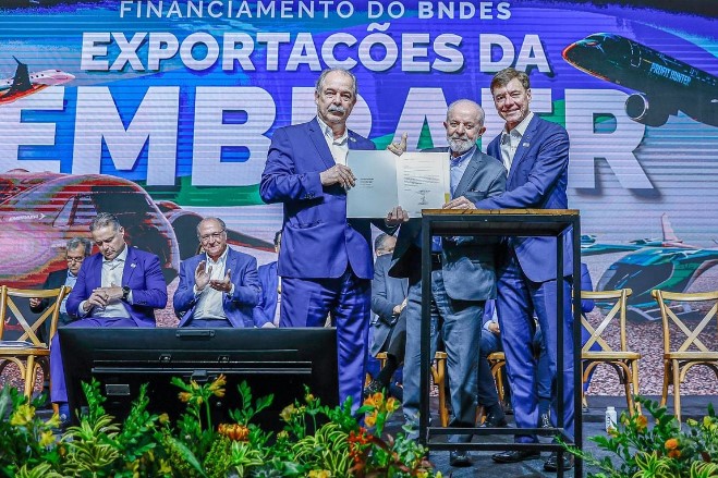 Embraer (EMBR3) é “imexível”, diz Lula ao anunciar financiamentos do BNDES