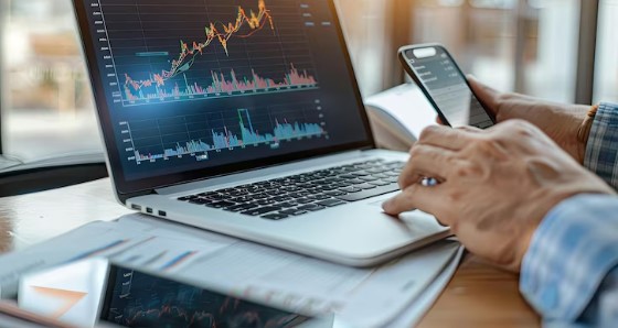 Brasileiros têm R$ 7 trilhões investidos: metade está na Renda Fixa