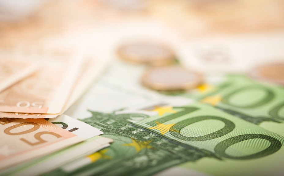 Euro hoje: moeda avança e setor de defesa lidera ganhos nas bolsas europeias