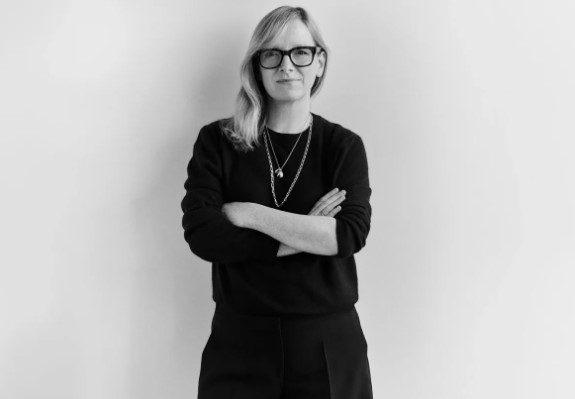 Sarah Burton é nova diretora criativa da Givenchy, marca do grupo LVMH