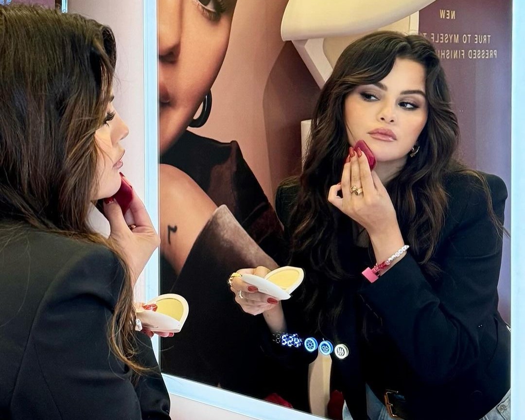 Selena Gomez se torna bilionária com marca de maquiagem