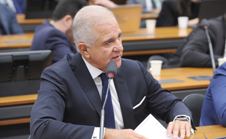 Parlamentares apresentam proposta alternativa de corte de gastos