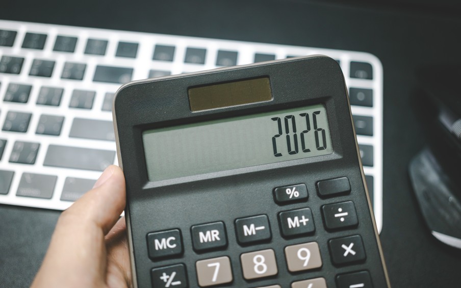 PGBL desconto: imagem de mão segurando calculadora onde se lê 2026