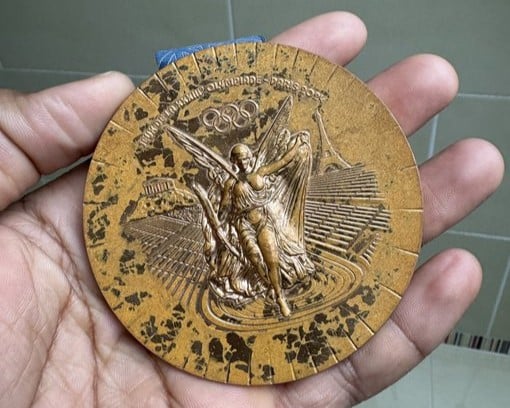 Olimpíadas de Paris: mais de 100 atletas apontam defeito nas medalhas