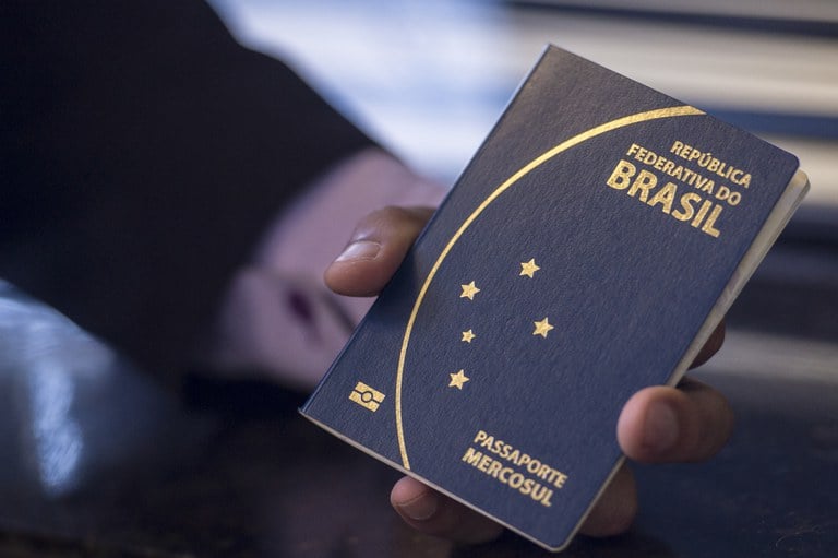 Com dólar alto, emissão de passaportes cai 14%